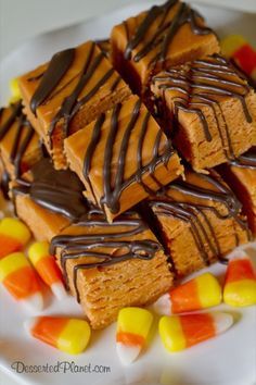 Butterfinger Fudge.  Great way to use up candy corn!! Butterfinger Fudge Recipe, Butterfinger Fudge, Homemade Candies, Candy Desserts, Candy Bars, Gluten Free Chocolate, Yummy Sweets, Fudge Recipes, Eat Dessert