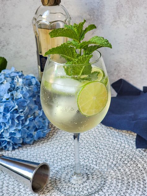 The Hugo Spritz is a refreshing Italian cocktail made with elderflower liqueur and prosecco. Discover the best recipe for making a Hugo spritz at home for your next summer party. | elderflower spritz cocktail | spritz cocktail recipe | easy spritz cocktail | summer spritz cocktail | St. Germain cocktail | St. Germain drink recipe | Italian cocktail recipe | St Germain Spritz Recipe, Hugo Drink, Elderflower Spritz, Italian Cocktail Recipes, Spritz Party, Summer Spritz, Hugo Spritz, Spritz Recipe, Cocktail Summer