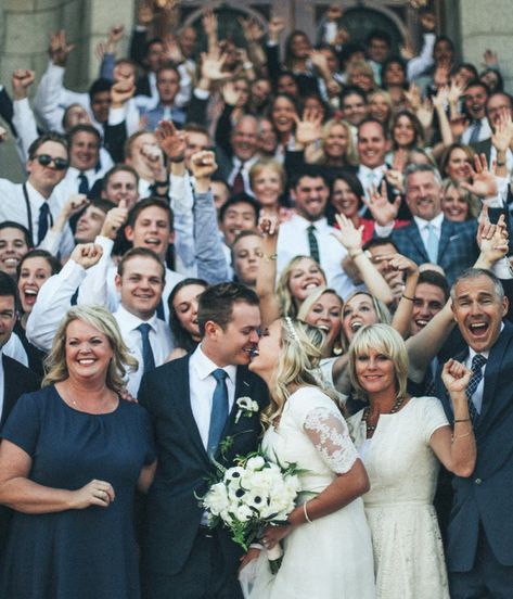 I love this unique group photo from a wedding.  So happy and fun! Kirkenes, Inspi Photo, Wedding Shot List, Foto Tips, Wedding Photo Albums, Wedding Forward, Wedding Engagement Photos, Wedding Photo Inspiration, Wedding Shots