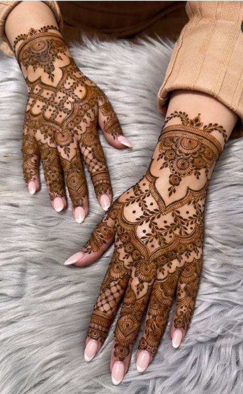 Modern Mehndi Designs Bridal, Engagement Henna Designs, Pakistani Mehndi Design, Henna Traditional, Elegant Mehndi Designs, Henna Motive, Pakistani Henna Designs, Aesthetic Henna, Birmingham Photography