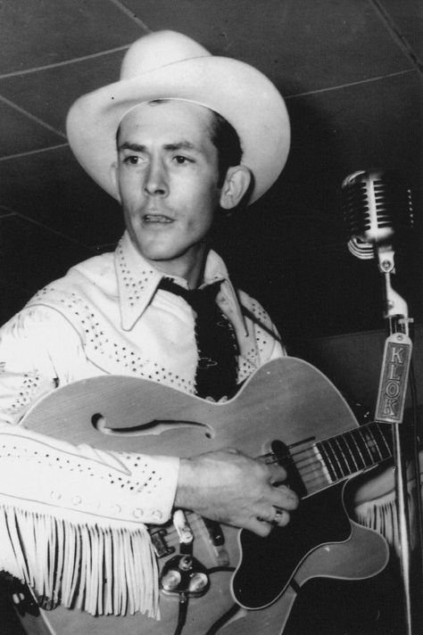 On December 22, 1948 Hank Williams recorded “Lovesick Blues” at Herzog Studio in Cincinnati, Ohio. Image of Hank Williams a few years later in 1951 via Alamy David Allan Coe, Hank Williams Sr, Hank Williams Jr, Outlaw Country, Bluegrass Music, Western Music, Hank Williams, Country Music Artists, Rock N’roll