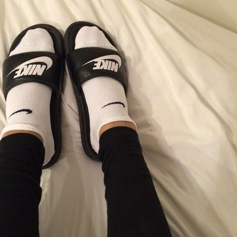 Socks With Slides, Slides With Socks, Nike Sandals Women, Nike Slides Womens, Looks Adidas, Nike Slippers, Slides Outfit, Nike Sandals, Nike Slides