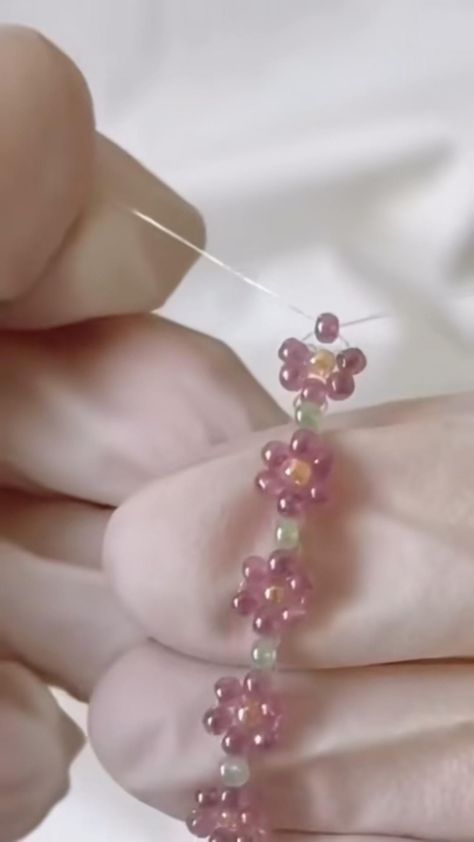 diy jewelry easy#braceletideas,#diyjewelry, #jewelrydiyideas, #jewelrybeads, #beads Bracelet Tutorial Easy, Easy Handmade Jewelry, Easy Jewelry Making Ideas, Diy Jewelry Easy, Diy Daisy, Beaded Bracelet Tutorial, Jewelry Making Ideas, Diy Jewelry Making Tutorials, Gelang Manik-manik