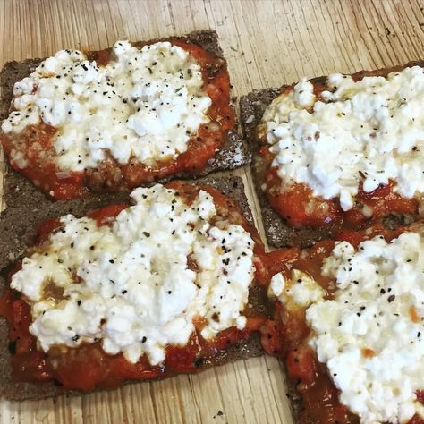 If you're looking for a pizza substitute that is high in fiber and low in fat, try F-Factor's Famous Pizza recipe. See our list of ingredients. Gg Crackers, Cottage Cheese Breakfast, Broccoli Nutrition, Salt Free Seasoning, Cracker Recipes, Nutrition Guide, Fair Food Recipes, Food Categories, Healthy Dishes