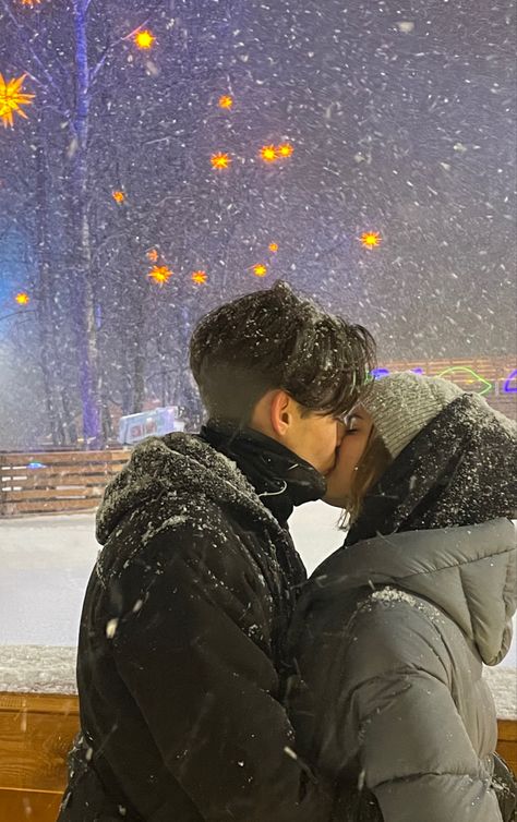 Snow Couple Pics, Couple Goal Christmas, Snow Couple Pictures, Winter Wonderland Couple, Couple Snow Pictures, Winter Love Couple, Couple Dp Aesthetic, Couple In Winter, Snow Romance