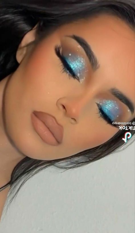 Teal Makeup, Blue Eyeshadow Makeup, Quinceanera Makeup, Applying Eyeshadow, Blending Colors, Prom Eye Makeup, Rave Makeup, Eye Makeup Designs, Colorful Eye Makeup