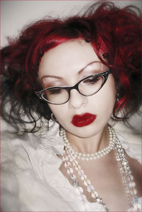 Cute Alt Makeup Looks, Cute Alt Makeup, Alt Makeup Looks, Casual Makeup, Alt Makeup, Hairstyles With Glasses, Ethereal Makeup, Goth Women, Goth Makeup