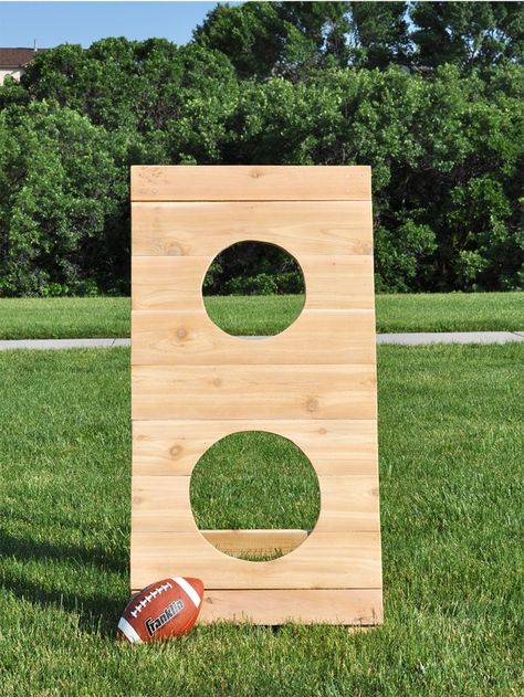 Backyard Games: Learn how to build this DIY Football Toss Game following this simple tutorial. A perfect Father's Day gift idea!! Backyard Kids Party, Outdoor Wedding Games, Backyard Party Games, Lawn Games Wedding, Diy Yard Games, Outdoor Party Games, Diy Outdoor Weddings, Outside Games, Diy Lawn