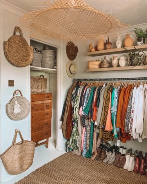 Urban jungle interior - Jellina Detmar Interieur & Styling blog Spare Room Walk In Closet, Spare Room Closet, Tiffany Room, Dressing Room Closet, Organizer Ideas, Wardrobe Room, Closet Room, Vanity Room, Small Closet Organization