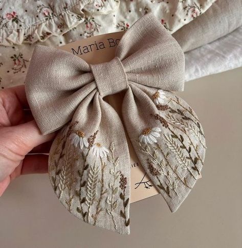 Diy Embroidery Hair Bow, Hair Bow Embroidery, Embroidery Hair Bow, Embroidery Hair, قلادات متدلية, Embroidered Hair Bows, Diy Hair Accessories Ribbon, Simple Hand Embroidery Patterns, Diy Embroidery Designs