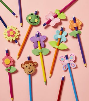 Pencil Toppers Diy, Pencil Topper Crafts, Pen Toppers, Pencil Crafts, Toppers Diy, Diy Pencil, Diy School Supplies, Pencil Toppers, Paper Flower Tutorial