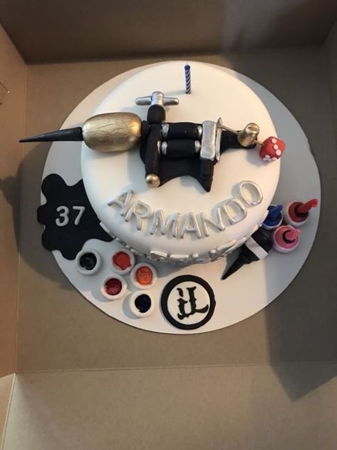 Tattoo machine cake Tattoo Birthday Cake, Tattoo Cake Birthday, Tattoo Cake Ideas, Birthday Cake Tattoo, Artist Cake Ideas, Cake Tattoo, Tattoo Cake, Cake Cute, Artist Cake