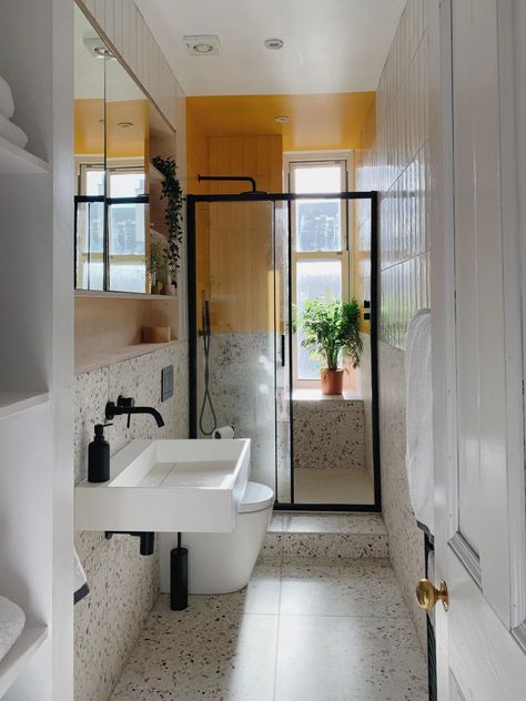 Long Bathrooms Ideas, Narrow Bathroom Layout, Small Narrow Bathroom, Long Narrow Bathroom, Narrow Bathroom Designs, Colourful Bathroom, Small Bathroom Layout, Narrow Bathroom, Small Bathroom Makeover