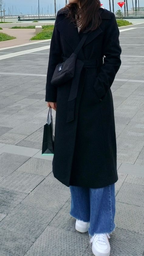 Black long coat Calvin Klein bag wide leg jeans Black Trench Coat Outfit Winter, Black Wool Coat Outfit, Black Coat Outfit Winter, Long Black Coat Outfit, Trench Coat Outfit Winter, Winter Outfit Aesthetic, Long Black Wool Coat, Long Black Trench Coat, Wool Coat Outfit