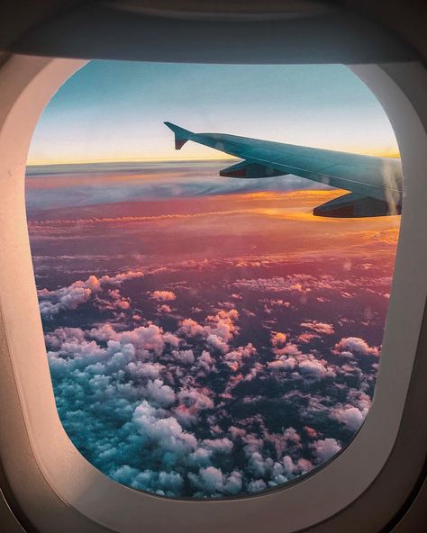 When you look out the window and this is your view.... 😍 how crazy! And would you believe I snapped this on an iPhone?! 📱 #windowseat Fotografi Urban, Airplane Photography, Airplane Window, Tapeta Galaxie, Kid Friendly Travel Destinations, Travel Wallpaper, Animale Rare, Looking Out The Window, Vacation Planning