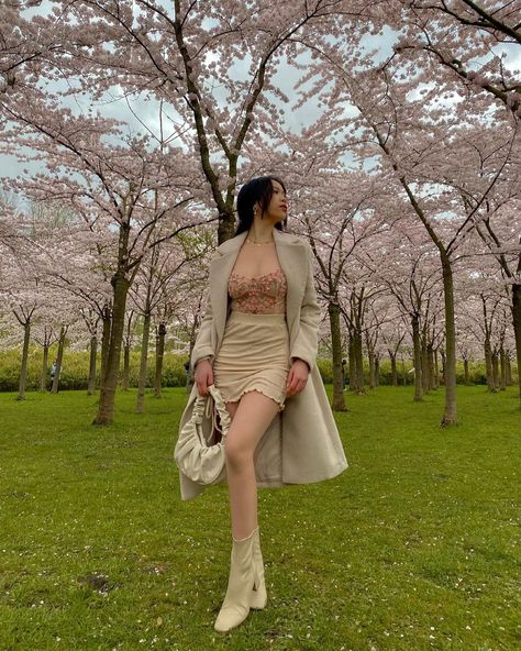 Pictures With Cherry Blossoms, Outfits For Cherry Blossom Photos, Cherry Blossom Picture Ideas, Cherry Blossom Outfit Ideas Japan, Cherry Blossoms Photoshoot, Cherry Blossom Poses, Sakura Outfits Cherry Blossoms, Cherry Blossom Poses Photo Ideas, Cherry Blossom Photoshoot Outfit