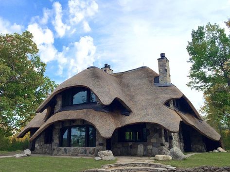 Thatch House, Mushroom Home, Mushroom Houses, Unique Vacation Rentals, Thatched House, Unique Vacations, Unique House Design, Thatched Cottage, Hobbit House