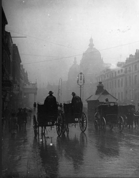 Victorian Era Aesthetic, London Rain, Era Victoria, Day In London, Victorian Aesthetic, Victorian London, Flatiron Building, London History, Old Photography