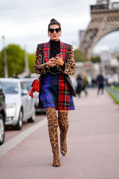 Mix Your Plaids With Animal Prints Mixed Prints Outfit, Mixing Prints Fashion, Tartan Fashion, Giovanna Battaglia, Plaid And Leopard, Animal Print Outfits, Plaid Outfits, Paris Fashion Week Street Style, 90s Fashion Outfits