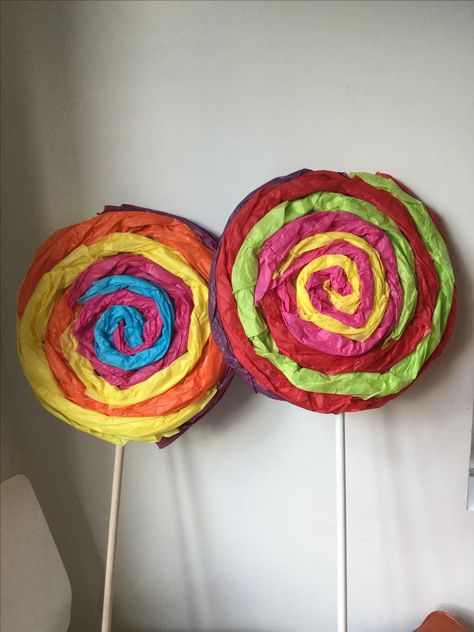 Giant wonka lollipops made from two pieces of cardboard, a stick and tissue paper. Tissue Paper Candy, Diy Candyland, Chocolate Factory Party, Candy Props, Willy Wonka Party, Office Candy, Giant Candy, Candyland Party, Candy Land Christmas Decorations Diy