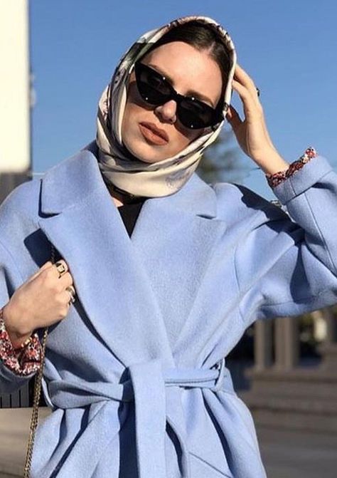 Women Suit Outfits, Aesthetic Hacks, Scarf Aesthetic, Silk Scarf Style, 90s Runway Fashion, Iranian Women Fashion, Head Scarf Styles, Scarf Outfit, Hijabi Outfits