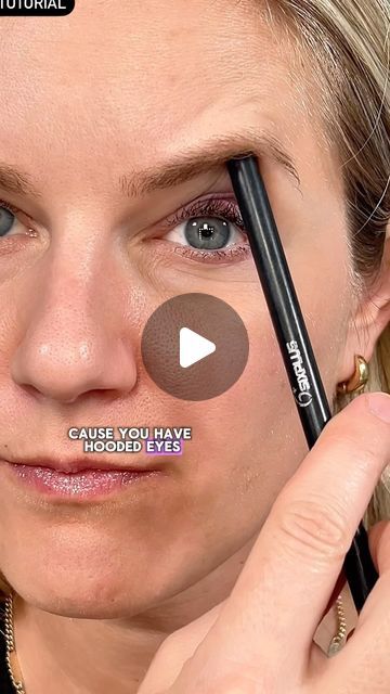 How To Do Eyeshadow With Hooded Eyes, Makeup For Puffy Eyelids, Eyeshadow Looks For Blue Eyes Tutorials, Blue Eyeshadow Looks Hooded Eyes, Hooded Eyes Dark Makeup, Eyeshadow For Brown Eyes Hooded, Huded Eye Makeup, Best Eye Makeup For Hooded Eyes, Hooded Eyes Makeup Tutorial