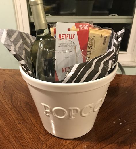 Netflix & Chill Gift Basket - 2 Ways! Cute Diy Valentines, Diy Valentines Gift, Valentines Gift For Boyfriend, Movie Night Gift Basket, Movie Night Gift, Homemade Gift Baskets, Netflix Chill, Netflix Gift Card, Netflix Gift