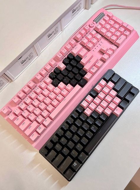 Pink And Black Pc Setup, Couple Gaming Room Setup, Heart Keyboard, Hello Kitty Games, Games Room Inspiration, Gamer Couple, Computer Set, Pink Desk, Simple Desk