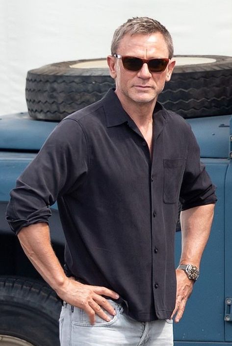 We've updated our post on Bond's retirement look from No Time To Die with all new alternatives for the shirt, jeans, boat shoes and sunglasses! James Bond Sunglasses, Jamaica Style, Spectre 007, James Bond Outfits, Bond Outfits, Vuarnet Sunglasses, Daniel Graig, James Bond Style, Daniel Craig James Bond