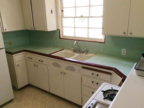 1940s Kitchen, Kitchen Design Styles, 1940s Home, Retro Renovation, 1940s Style, Retro Kitchen Decor, Diy Kitchen Decor, Painted Ladies, Kitchen Vintage