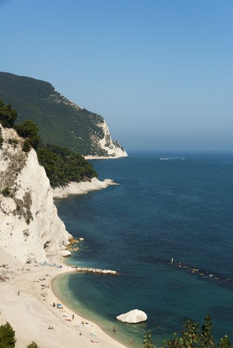 mount conero and sea sirolo Pictures Of Italy, Mountain And Sea, Central Italy, Italy Pictures, Adriatic Coast, The Tempest, Regions Of Italy, Sea Side, Adriatic Sea