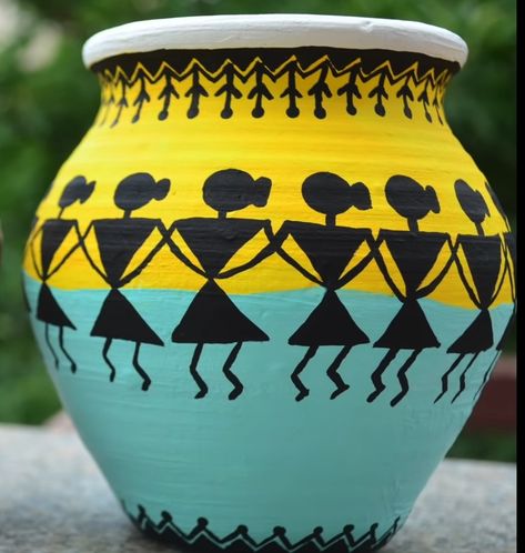 Drawing On Pots Ideas, Pots Painting Ideas Creative, Varli Painting On Pot, Warli Art Pot Painting, Worli Painting On Pot, Gullak Painting Designs, Pot Drawing Design, Painting On Matka, Warli Paintings On Pots