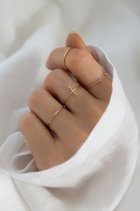 delicate rings Simple Ring Design, Tas Lv, Modern Ring, Hand Jewelry, Girly Jewelry, Delicate Rings, Rings Simple, Calla Lily, Dainty Jewelry