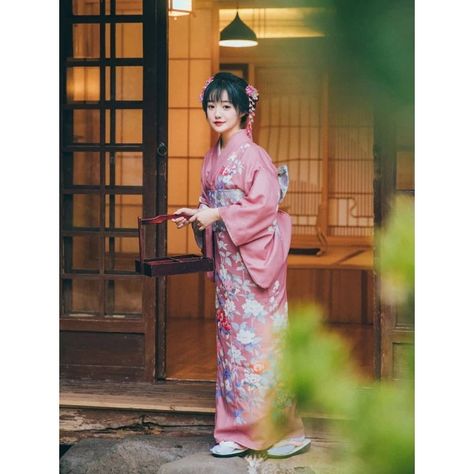 Acabo de encontrar este increíble artículo en AliExpress. ¡Échale un vistazo! $1,541.31 | Kimono de estilo japonés con estampado Floral para mujer, ropa de Cosplay Yukata de verano, ropa de escenario/sesión de fotos Japanese Kimono Dress, Japanese Pink, Kimono Women, Kimono Style Dress, Kimono Japan, Pink Kimono, Mode Kimono, Floral Print Kimono, Gods Girl