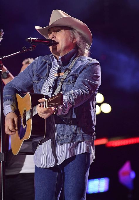 Dwight Yoakam Songs, Old Country Music Singers, Male Country Singers, Hot Country Songs, Old Country Music, Best Country Singers, Celebrity Men, Dwight Yoakam, Country Hits