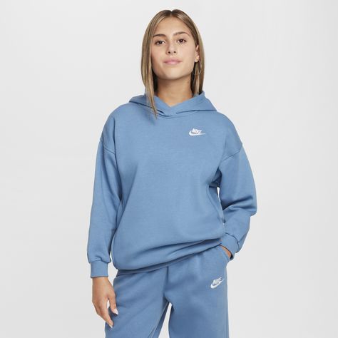 Everyone loves a hoodie, especially one as comfy and spacious as this! Smooth on the outside and brushed soft on the inside, this lightweight fleece is an easy layer to pull on when you want a little extra warmth. Dropped shoulders and a baggy fit add a relaxed and casual look without feeling too big. Womens Nike Hoodie Outfit, Oversized Nike Shirt, Nike Sweatshirt Blue, Light Blue Nike Hoodie, Cute Hoodies For Women, Nike Hoodie Aesthetic, Nike Blue Hoodie, Trending Hoodies, Blue Nike Hoodie