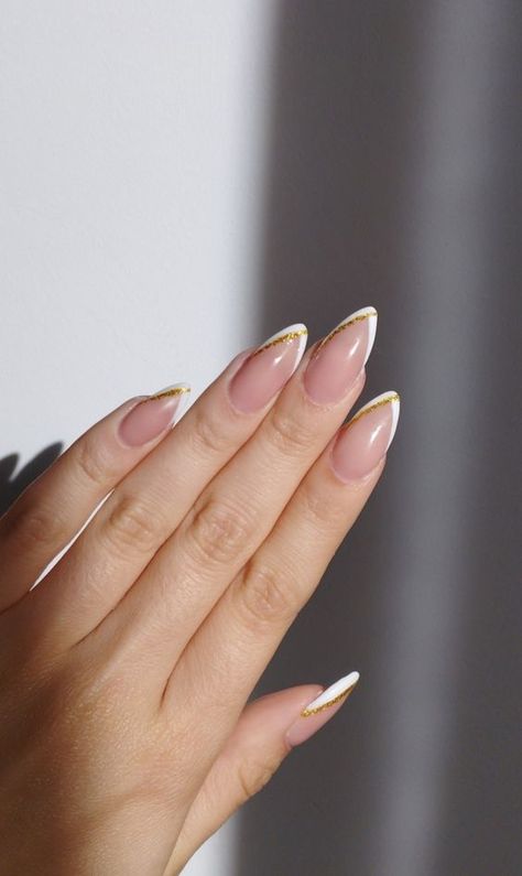 White And Gold Minimalist Nails, White French With Glitter Nails, French Tip Acrylic Nails With Gold Line, Short Almond Nails Gold French Tip, Simple Gold Almond Nails, French Tip With Gold Line Nails, White And Gold Acrylic Nails Almond, Simple Gold Accent Nails, Almond Shape Gold French Tip