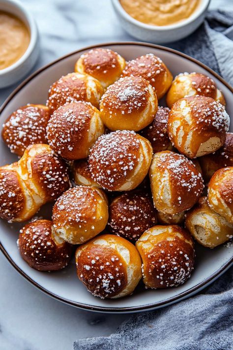 Soft Pretzel Bites Pretzel Monkey Bread, Stuffed Pretzel Recipe, Gluten Free Pretzel Bites, Mini Pretzel Bites, Sourdough Pretzel Bites, Pretzel Appetizers, Soft Pretzel Bites Recipe, Nature Dessert, Homemade Soft Pretzel Bites