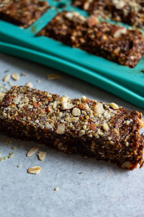 No-Bake Healthy Energy Bars with Prunes - Amy Gorin Nutrition Prune Bars, Natural Protein Bars, Vegan Energy Bars, Energy Bars Homemade, Prune Recipes, Vegan Protein Bars, Mediterranean Lifestyle, Cookie Dough Bites, Pureed Food Recipes