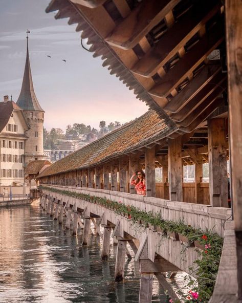 Nicola Lavin Travel Blogger stands on the famous wooden Chapel Bridge in Lucerne Switzerland during 24 hours in Lucerne. Swiss Cuisine, Swiss Travel Pass, Travel Switzerland, Lake Lucerne, Europe Travel Outfits, Scenic Train Rides, Swiss Travel, Lucerne Switzerland, Train Ride