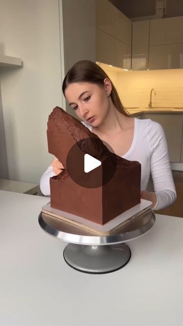 Daily Dose Of Art 🎨 on Instagram: "This person is an extraordinary cake artist. She has gained popularity on Instagram for her unique and mesmerizing water illusion cakes. These cakes often feature realistic ocean scenes, with intricate details like islands surrounded by crystal-clear water and marine life such as whales visible through the water. Her creations are not only visually stunning but also showcase her incredible skill in working with gelatin and other mediums to create these lifelike effects.  Artist: @oh.honeycake   #cake #art #talent" Illusion Cakes, Whale Cakes, Island Cake, Artist Cake, Ocean Cakes, Realistic Cakes, Sculpted Cakes, Cake Artist, Instagram Autumn