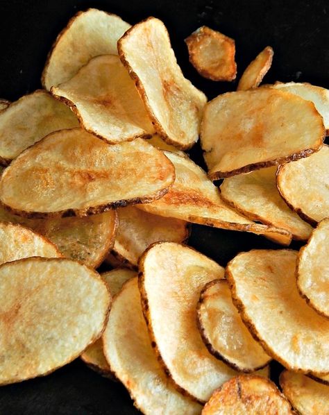 Potato Chips Homemade, Microwave Potato Chips, Homemade Potato Chips, Fried Potato Chips, Potato Chip Recipes, Low Carb Chips, Potatoes In Microwave, Fried Chips, Recipe Hacks