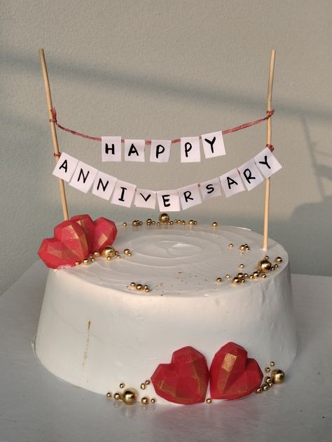 Minimalist Anniversary Cake Design, Aesthetic Cakes For Anniversary, Anniversary Cake Ideas Aesthetic, Anniversary Simple Decoration At Home, Wedding Anniversary Cake Aesthetic, Birthday For Husband Decoration, Anniversary Aesthetic Cake, Aniversary Cakes Designs Simple, 5 Anniversary Cake