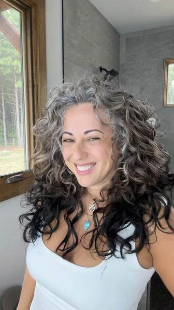 Platinum Highlights, Aging Beauty, Grey Curly Hair, Gray Hair Growing Out, Grey Hair Inspiration, Long Gray Hair, Mom Hairstyles, Older Women Hairstyles, Long Curly