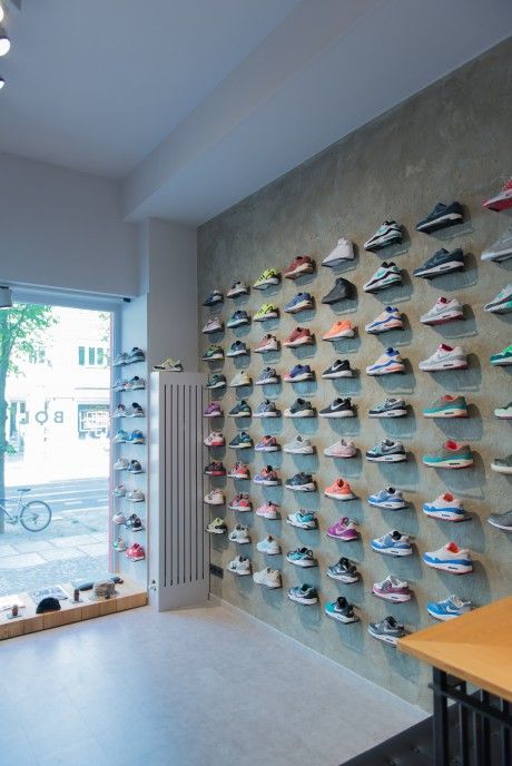 Store Display Design, Shoe Store Design, Sneaker Displays, Streetwear Store, Clothing Store Displays, Retail Store Interior Design, Shoe Room, Retail Space Design, Clothing Store Interior