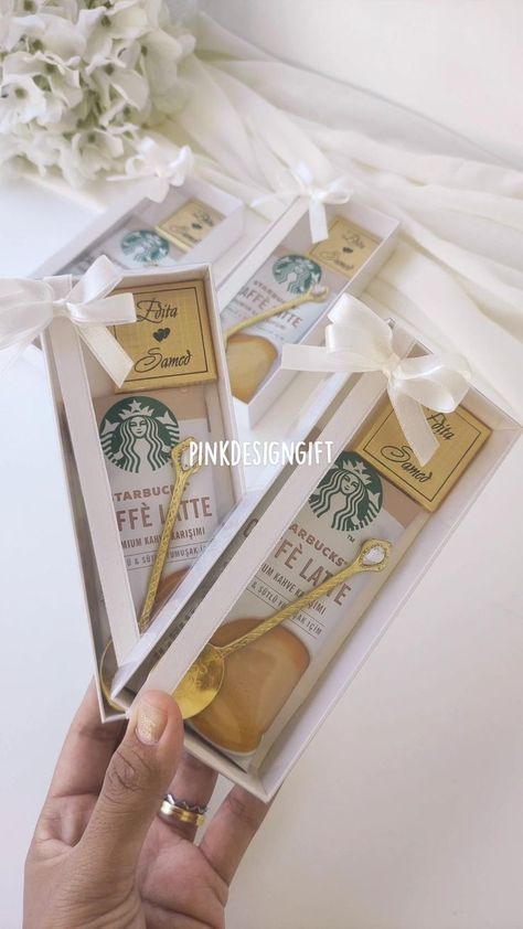 Wedding Giveaways Ideas Souvenirs, Starbucks Wedding, Wedding Guest Gifts Party Favors, Drink Favors, Souvenir Wedding, Secret Starbucks Drinks, Wedding Gift Pack, Gift Favors, Wedding Candy Boxes