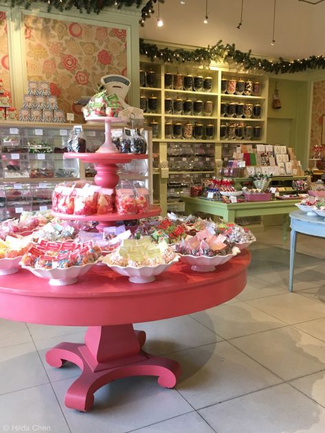 Sweet Shops Interior, Candy Boutique Ideas, Candy Store Display Ideas, Old Fashioned Candy Shop, Candy Store Ideas, Candy Store Aesthetic, Candy Shop Aesthetic, Candle Store Display, Vintage Candy Shop