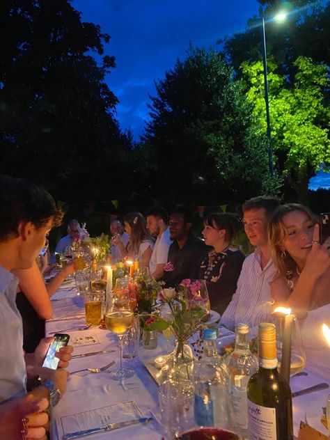 Lunch Garden Party, Garden Party Candles, Garden Birthday Dinner Party, Garden Party Evening, Summer Night Garden Party, Hosting Garden Party, Outside Garden Party, Garden Party With Friends, Friends Garden Party