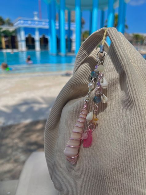 She sells sea shells charm on sale available now!!! Sea Shell Keychain Diy, Shell Phone Charm, Sea Shell Keychain, Seashell Keychain, Seashell Jewelry Diy, Shell Keychain, Sea Accessories, No Ordinary Girl, قلادات متدلية