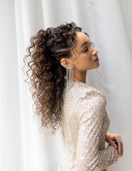 Curly Bridal Hair, Curly Hair Up, Summer Wedding Hairstyles, Curly Wedding Hair, Romantic Hairstyles, Curly Hair Updo, Hairdos For Curly Hair, Natural Curls Hairstyles, Fancy Hairstyles